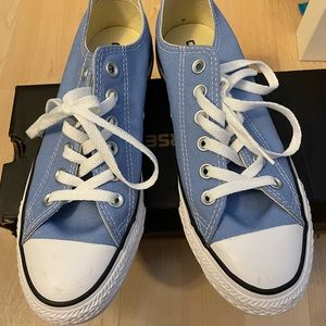 Converse unisex size 8 womens size 6 chuck taylor sneaker. Light blue with box